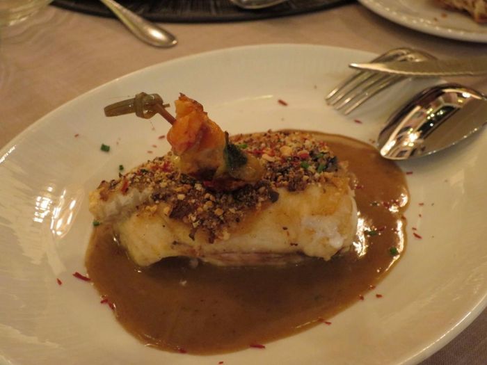 Rapito en costra de romesco y algas