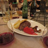 Lomo de buey en suprema con patatas y pimientos y boletus y una salsa de foie y boletus