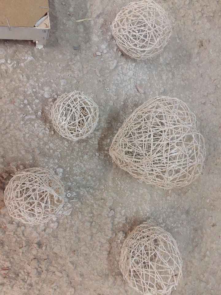 esferas con una mano de pintura