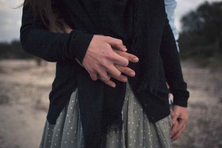 manos anillo