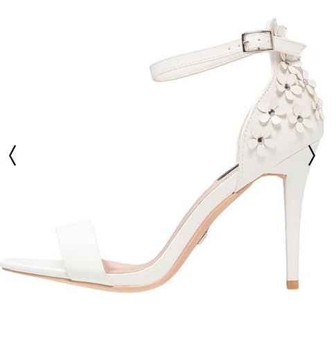 Sandalia blanca Zalando flor talón