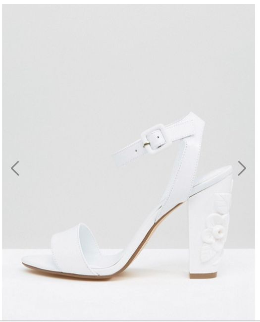 Sandalia blanca ASOS flor tacón