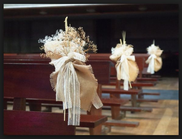Decoración iglesia con flores y arpillera
