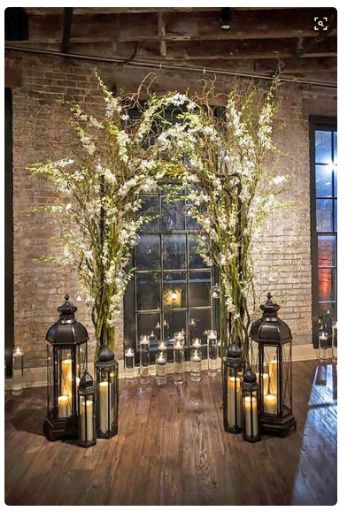 Decoración ceremonia con arco plantas y lámparas