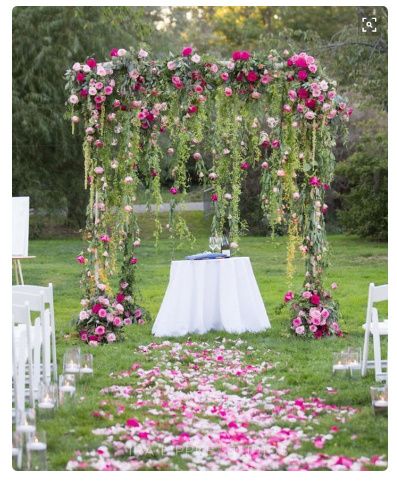 Decoración ceremonia con flores colgantes