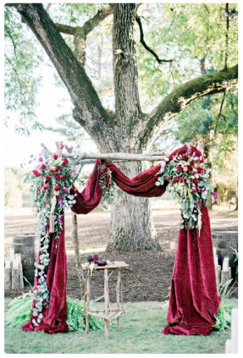 Decoración ceremonia con telas y flores