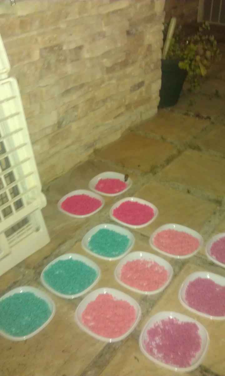 Arroz de colores en proceso de secado
