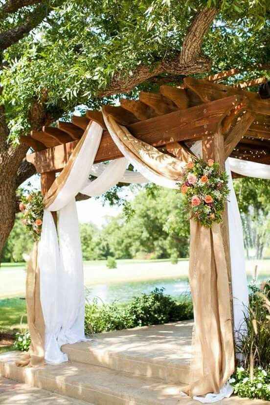 Pergola decorada con telas, flores y luces