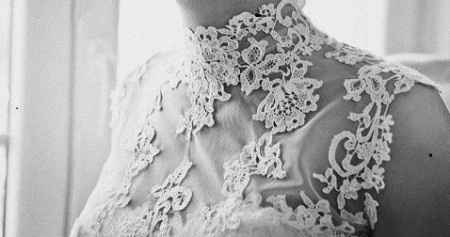 DETALLE CUELLO MODELO URDIEL PRONOVIAS