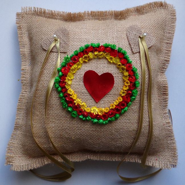 cojín porta alianzas hippie