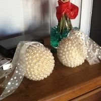 Bolas para decorar sillas de novios