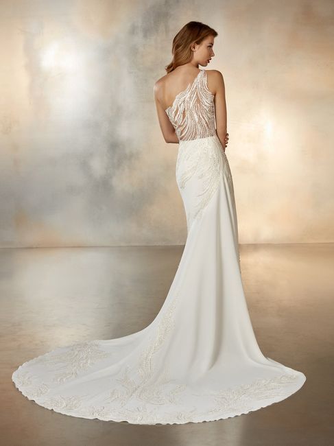 Vestido de novia con cola larga - 2