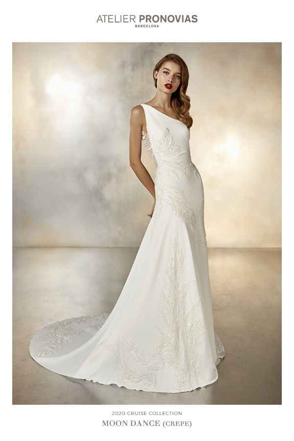 Vestido de novia con cola larga - 1