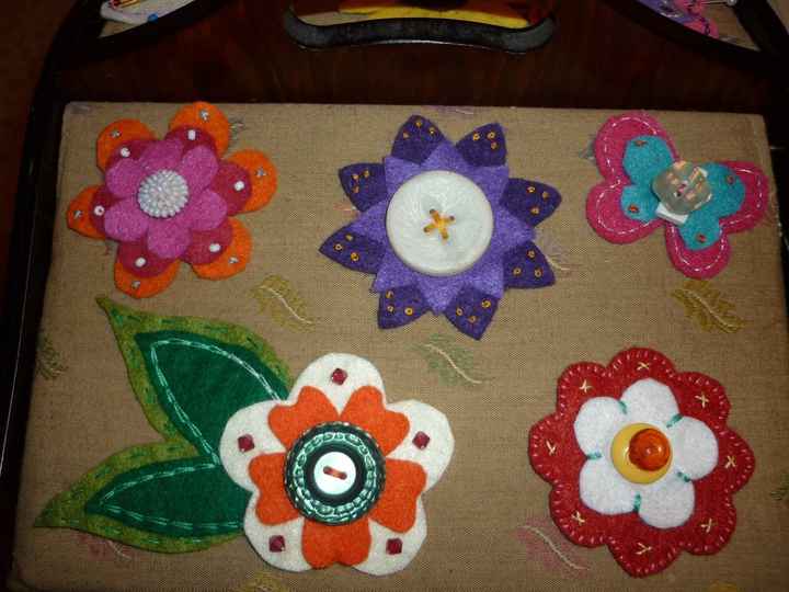 mis flores de fieltro y botones