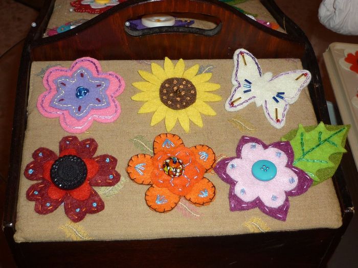 flores de fieltro y botones