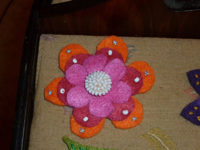 flores de fieltro y botones