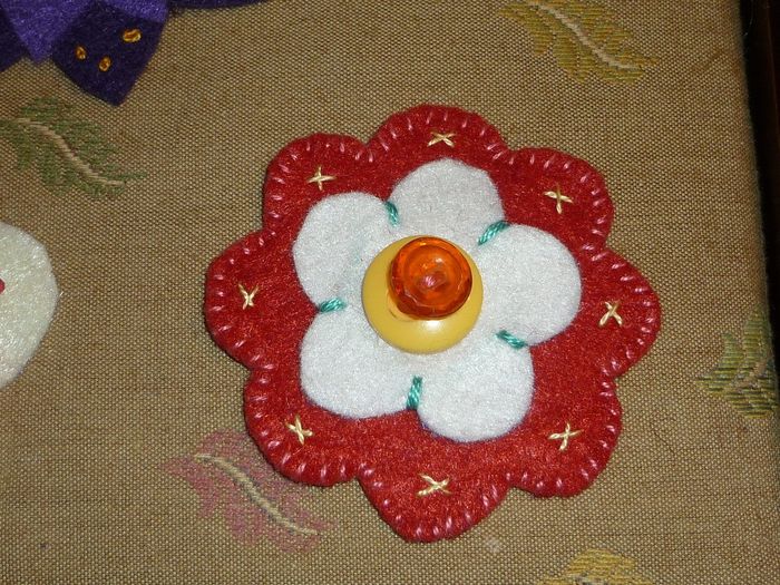 flor fieltro y boton