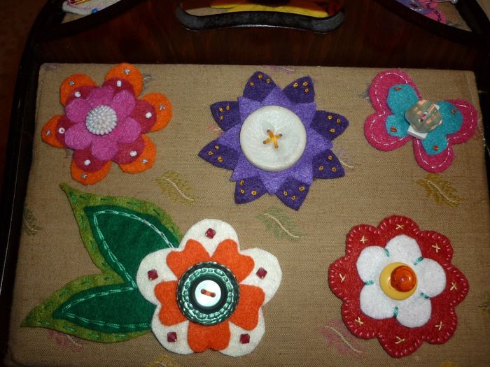 mis flores de fieltro y botones