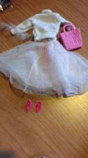 Vestido para la Barbie, para vestirla como Carrie Bradshaw (SNY)  en la mesa irá el tul rosa y en el