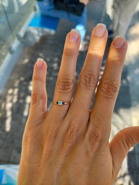 Este es mi anillo de compromiso que color creen que le va mejor para el día de la boda? 1