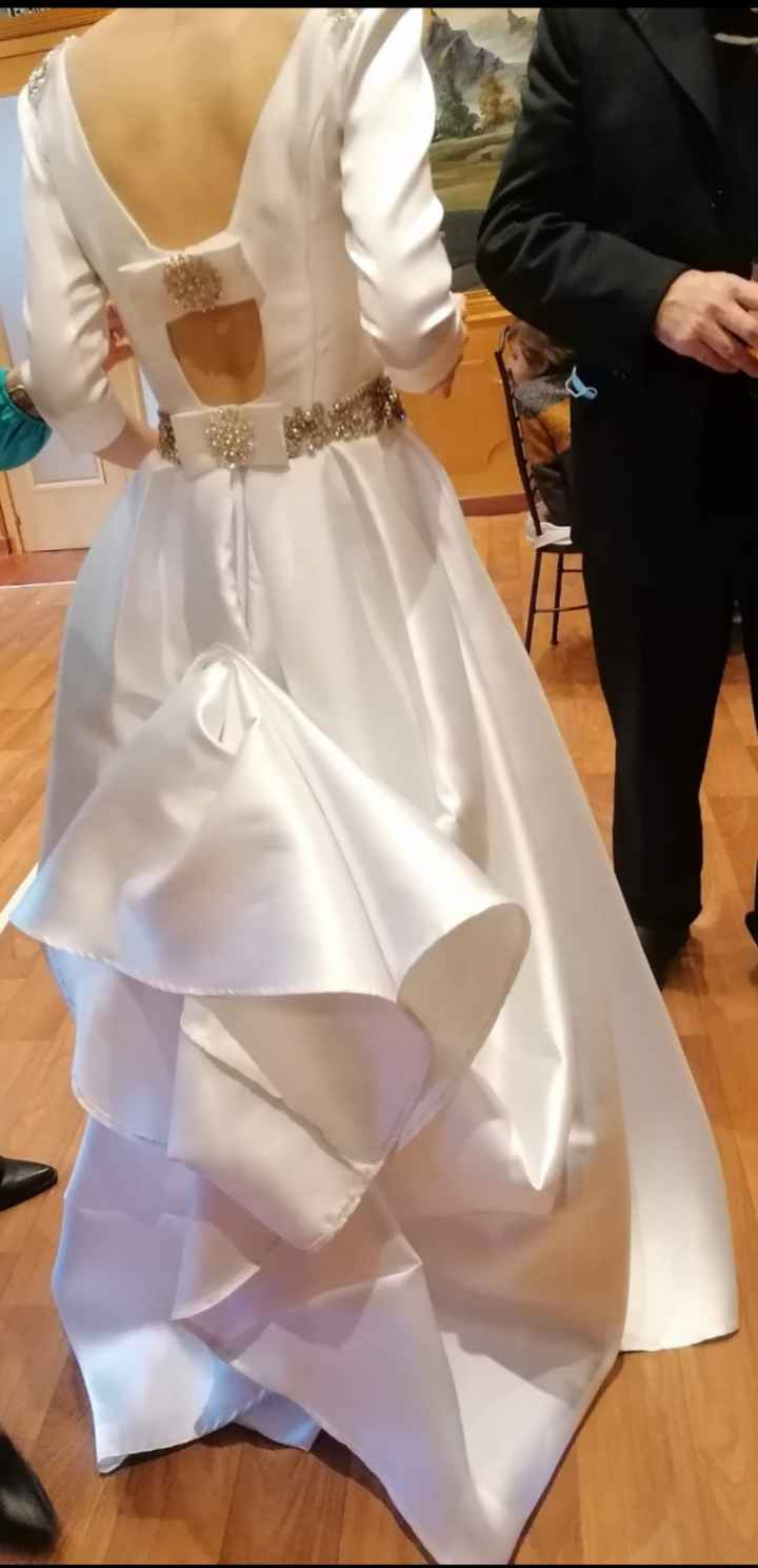 Duda cola muy larga del vestido para el baile - 1