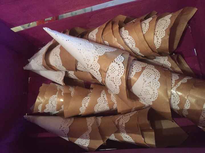 Conos para los petalos y confeti, letras gigantes y cajas para el candy bar - 2