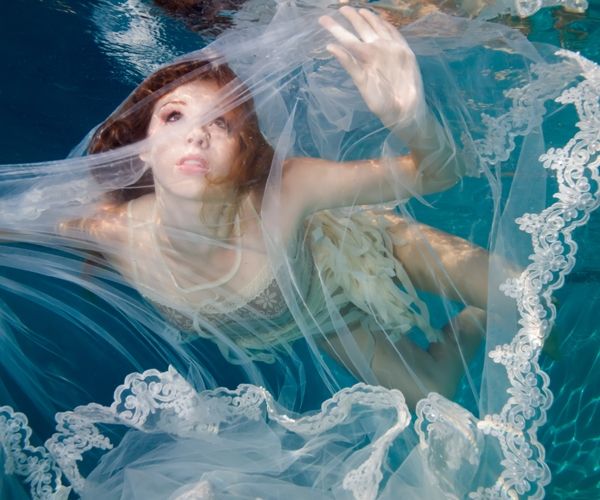 postboda en la piscina
