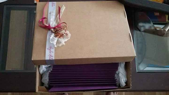 Caja nupcial de invitaciones y sobres violetas