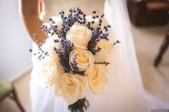 1. Rosas blancas y ramilletes de lavanda