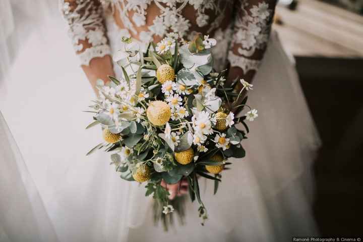 3. Flores silvestres con toques de amarillo