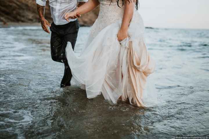 novios en el mar