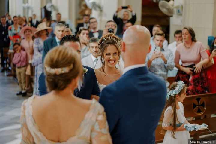 ¿Puede una persona sonreír más al ver a su pareja en el altar? - 1