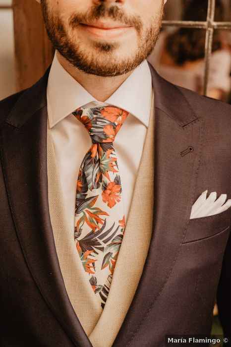 Corbata de flores, la manera más fácil de darle un toque alegre a tu look 🌺 - 1