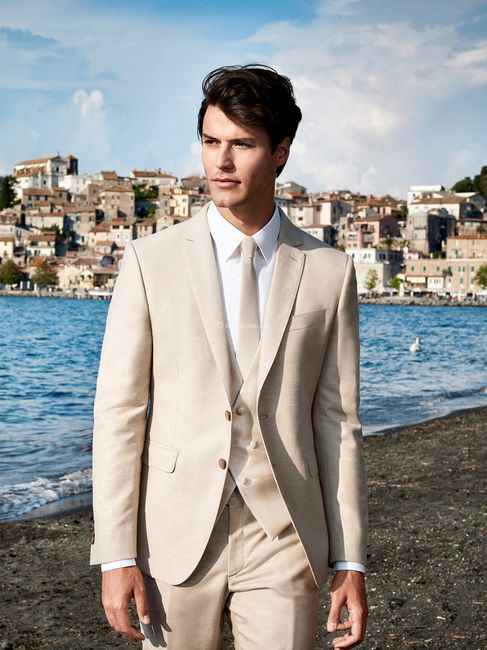 ¿Qué opinas de este traje de novio de color claro? - 1