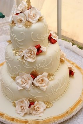 Pastel de boda decorado con flores