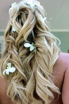 Semirecogido alto con flores