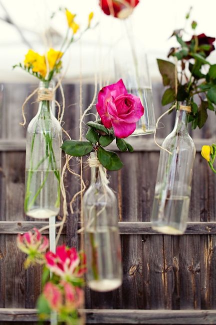 Decoración para boda con botellas colgantes
