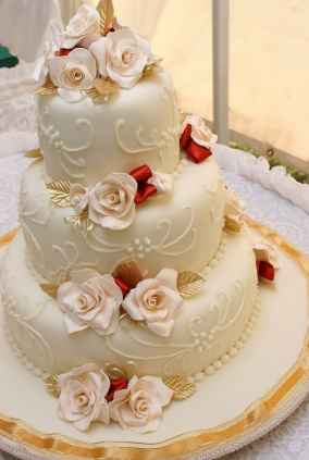 Pastel de boda decorado con flores
