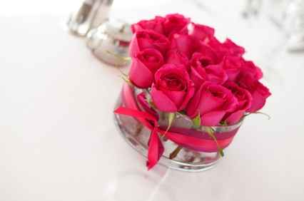 Centro de mesa con rosas fucsias