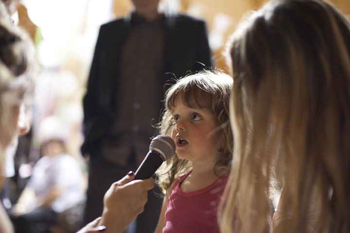 Mi sobrina cantando...