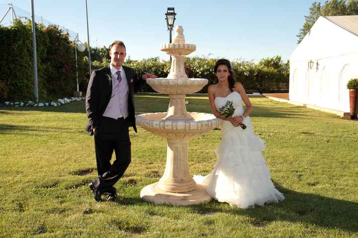 En la fuente los novios