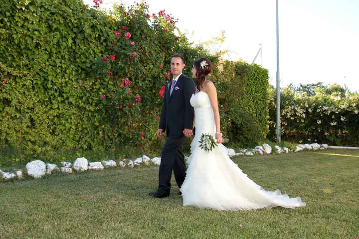 Los novios paseando