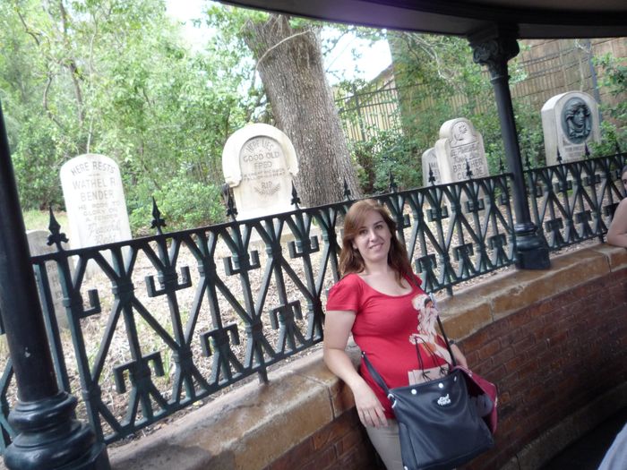 En la cola de la Mansión Encantada