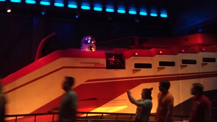 Cola de Star Tours (dentro)