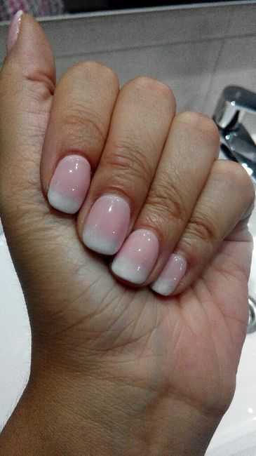 Chicas , preferís Una Manicura sencilla para el día de tu Boda o unas uñas Acrílicas mas elaboradas?