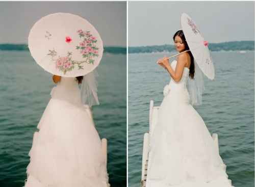 novia con sombrilla blanca