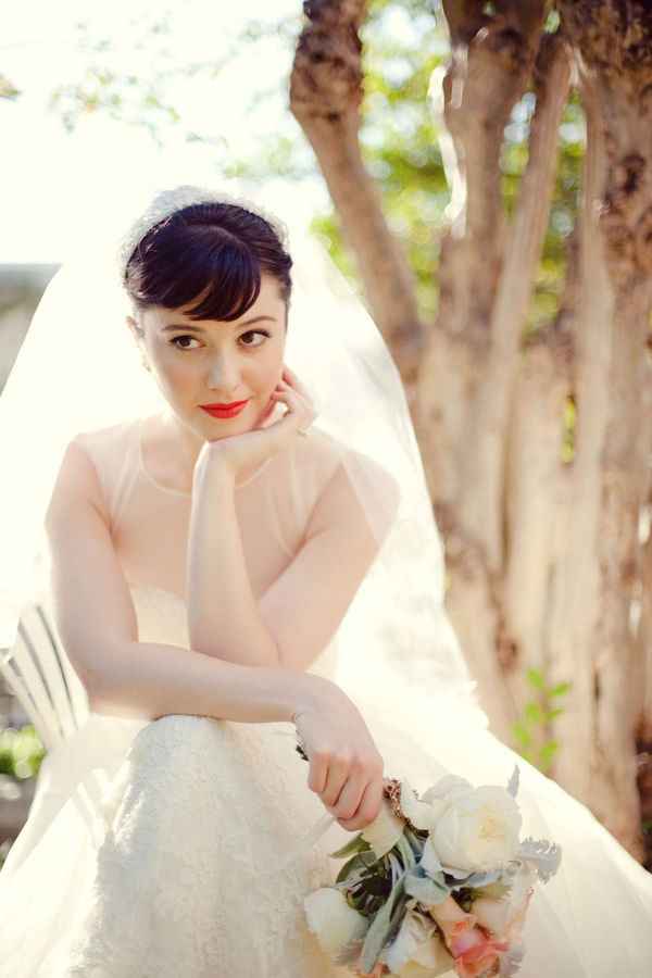 novia con labios rojos
