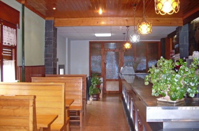 bar ( puerta comedor principal)