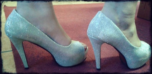 Que os parecen estos zapatos plateados?  - 1