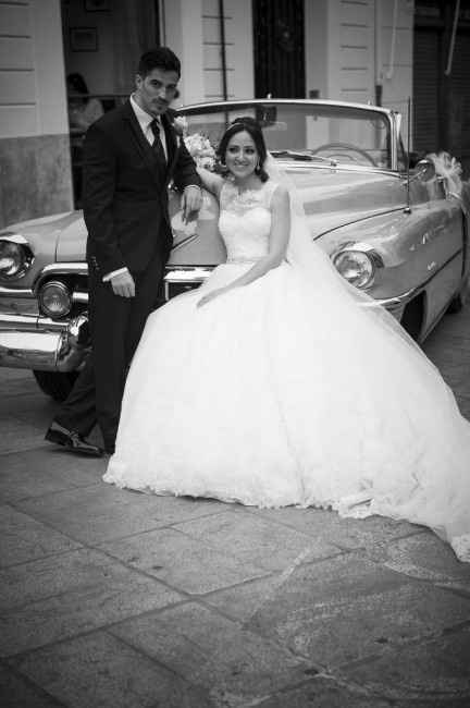 Recien casados en la puerta de la iglesia